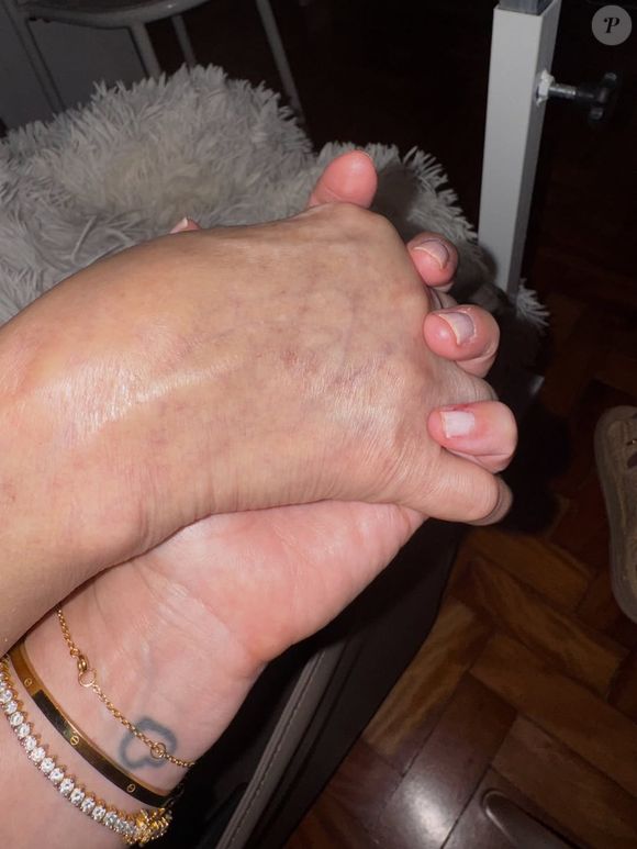 Mariana Kupfer postou uma foto de mãos dadas com a mãe após o falecimento