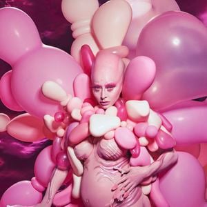 Sabrina Sato surgiu com uma fantasia rosa de alta-costura no Baile de Halloween da Sephora 2026. O look incluiu visual careca, barriga à mostra e balões gelados, em uma produção que exigiu 13 horas de preparação