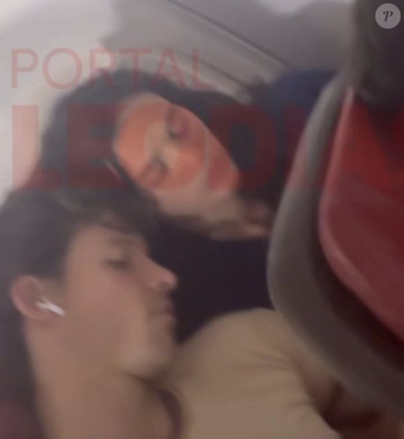 Bruna Marquezine emprestou o ombro para um cochilo de Shawn Mendes durante o voo