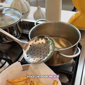 Retire as batatas fritas da panela e coloque em um papel toalha para que elas sequem e mantenham a crocância