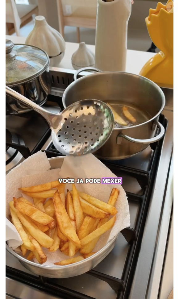 Retire as batatas fritas da panela e coloque em um papel toalha para que elas sequem e mantenham a crocância