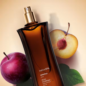 A composição olfativa reforça esse efeito envolvente, com notas de topo de bergamota, pêssego, cassis, frutas vermelhas e ameixa