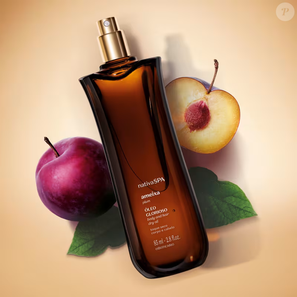 A composição olfativa reforça esse efeito envolvente, com notas de topo de bergamota, pêssego, cassis, frutas vermelhas e ameixa