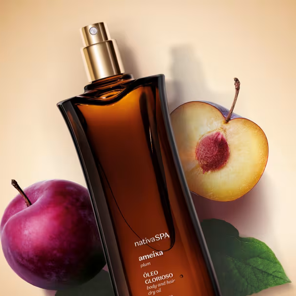A composição olfativa reforça esse efeito envolvente, com notas de topo de bergamota, pêssego, cassis, frutas vermelhas e ameixa