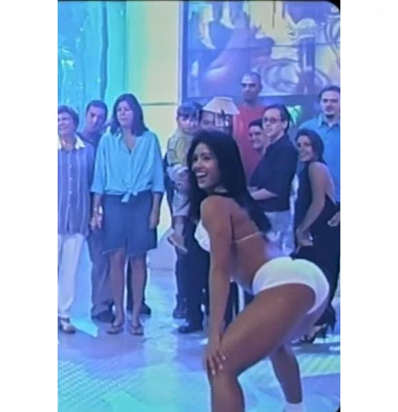 Antes da fama, Gracyanne Barbosa fez parte do grupo musical 'Tchakabum', como dançarina. Um dos maiores sucessos era a música 'Onda Onda'.
