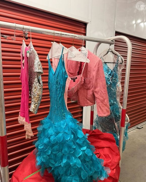 Ashley Tisdale prova figurinos originais de Sharpay e transforma nostalgia em homenagem fashion nas redes sociais.