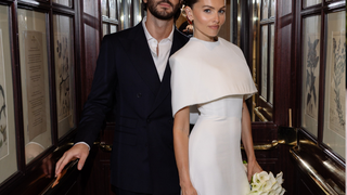 Lembra dela? 'Menina mais bonita do mundo' revela fotos do seu casamento com o neto de Jane Birkin: o vestido de noiva dela é a roupa mais linda que você vai ver hoje