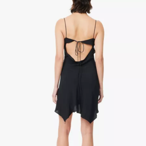 Vestido preto simples usado por Bruna Marquezine tinha detalhe com costas nuas.