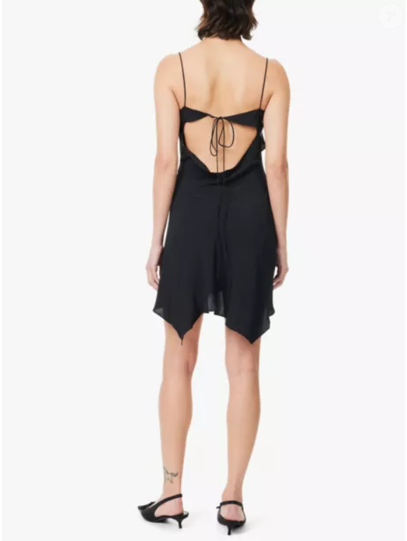 Vestido preto simples usado por Bruna Marquezine tinha detalhe com costas nuas.