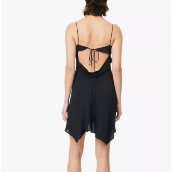 Vestido preto simples usado por Bruna Marquezine tinha detalhe com costas nuas.