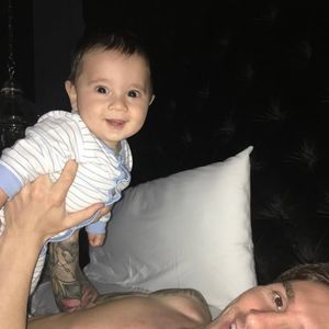 Enquanto segue acumulando recordes no futebol, Lionel Messi recebeu uma homenagem que destacou seu papel de marido e pai dedicado