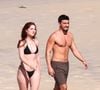 Atriz gaúcha é vista na praia com o ator de 'Quem Ama Cuida'