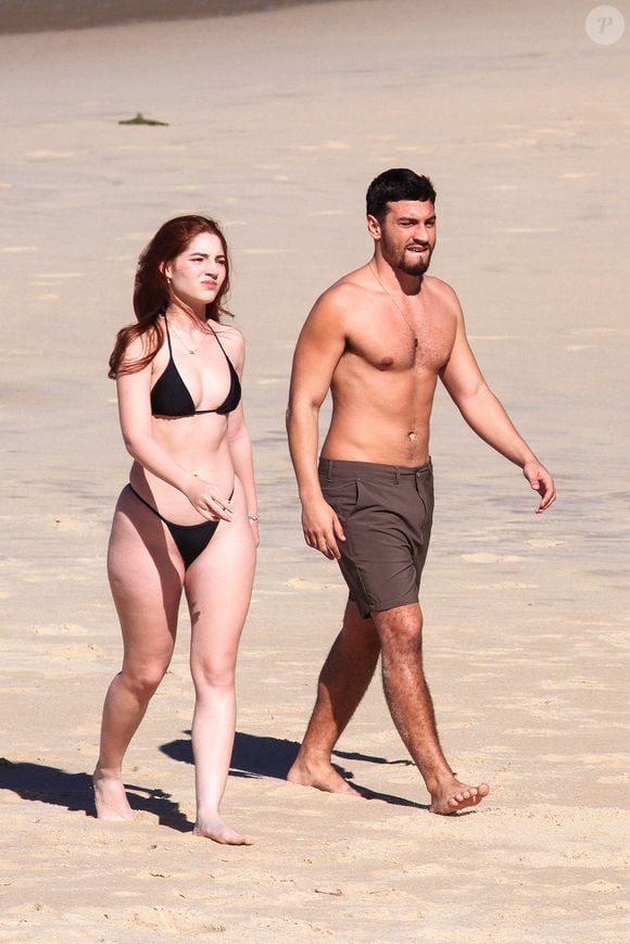 Atriz gaúcha é vista na praia com o ator de 'Quem Ama Cuida'
