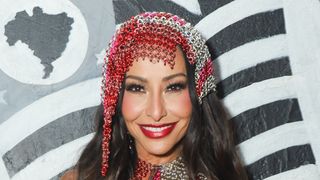 2 mil óculos doados e atendimento oftalmológico gratuito: musa da Gaviões da Fiel desde 2004, Sabrina Sato se une a escola de samba e projeto social para ajudar mais de 10 mil crianças
