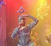 Iza foi atração do Baile Vogue e escolheu look inspirado na cantora Cher