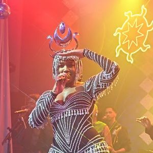 Iza foi atração do Baile Vogue e escolheu look inspirado na cantora Cher