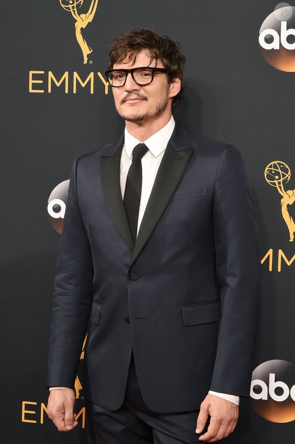 Premiação de Hollywood: Smoking, óculos e aquele charme clássico do Pedro Pascal.