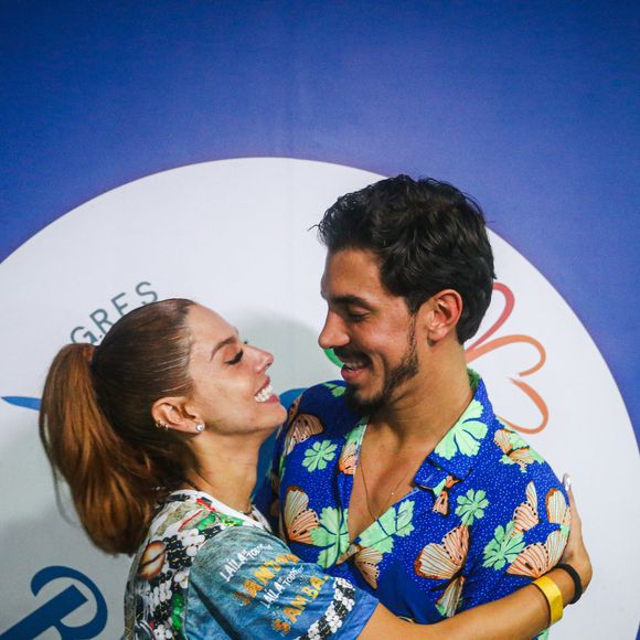 Giovanna Lancellotti e o noivo, Gabriel David, presidente da LIESA, após a vitória da Beija-Flor.