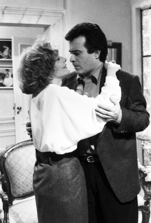 Laurinha (Gloria Menezes) vê Edu (Tony Ramos) entrar na sua frente depois que Maria do Carmo (Regina Duarte) atira e ele acaba ferido na novela 'Rainha da Sucata'