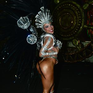 Bumbum de Tati Minerato roubou a cena em fantasia de carnaval