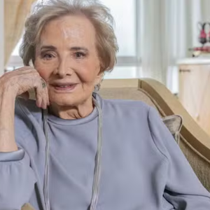 Glória Menezes morreu nesta terça-feira (18), aos 91 anos, no Rio de Janeiro, encerrando uma trajetória de mais de seis décadas dedicada ao teatro, ao cinema e à televisão brasileira