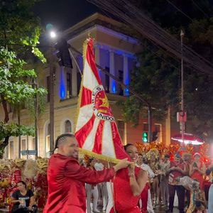 A Viradouro fez um desfile comemorativo na Avenida Amaral Peixoto, uma das mais movimentadas de Niterói, na noite deste sábado (07)