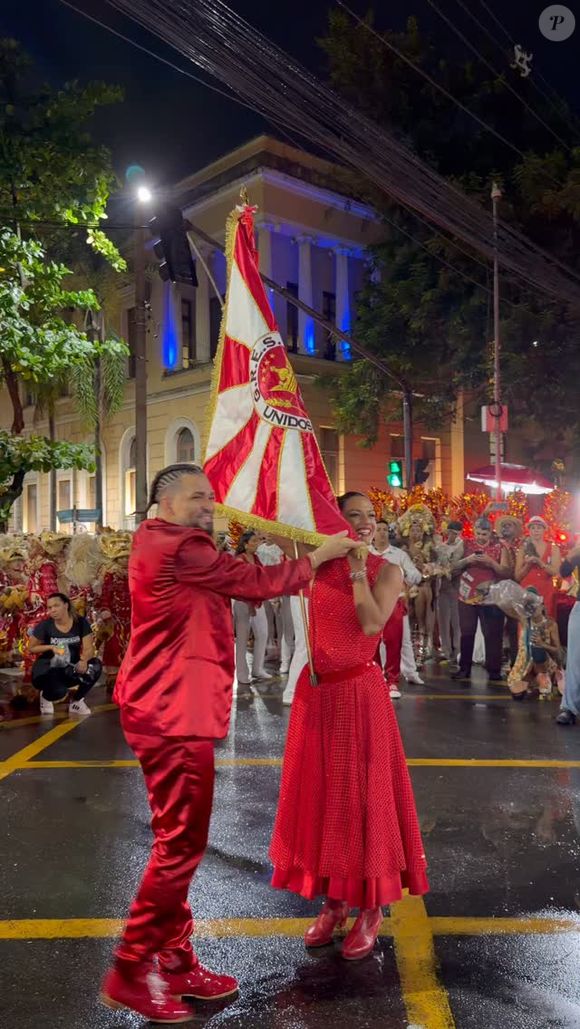 A Viradouro fez um desfile comemorativo na Avenida Amaral Peixoto, uma das mais movimentadas de Niterói, na noite deste sábado (07)