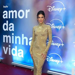Na festa de lançamento da segunda temporada de "Amor da Minha Vida", Bruna Marquezine apostou em uma peça da Gucci com acabamento dourado brilhante e modelagem ajustada, uma escolha que colocou o glamour no centro da produção