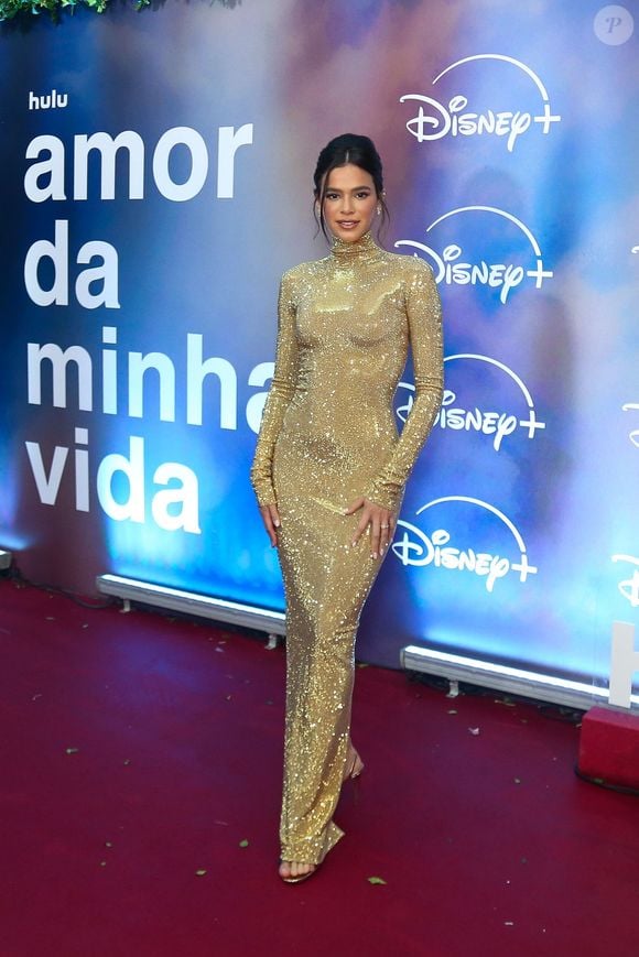 Na festa de lançamento da segunda temporada de "Amor da Minha Vida", Bruna Marquezine apostou em uma peça da Gucci com acabamento dourado brilhante e modelagem ajustada, uma escolha que colocou o glamour no centro da produção