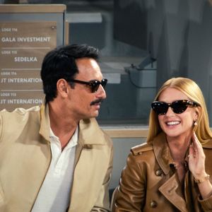 Na paleta! Marina Ruy Barbosa e Rodrigo Santoro combinam looks em tons terrosos e ostentam estilo ao assistirem partida de tênis