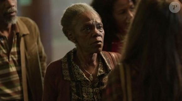 Teca Pereira interpreta como Dona Jurema na série Segunda Chamada, da Globo