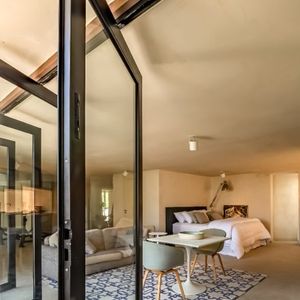 Uma das suítes da casa de Bianca Andrade é ampla e super arejada, com direito a varanda