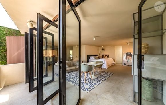 Uma das suítes da casa de Bianca Andrade é ampla e super arejada, com direito a varanda