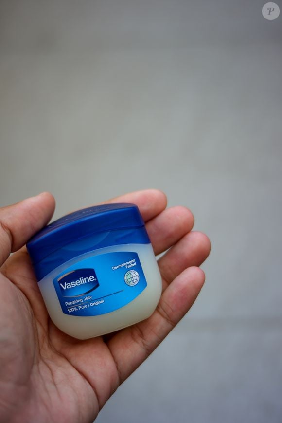 Testei inúmeros bálsamos labiais ao longo dos anos, mas só percebi uma mudança significativa depois que passei a usar a pomada Aquaphor