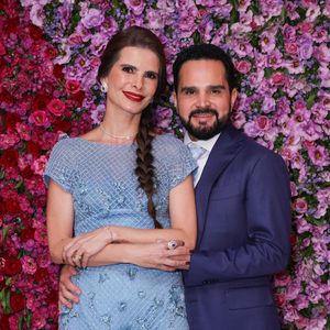 Mulher de Luciano Camargo, Flávia escolheu um vestido azul para a festa de 15 anos das filhas