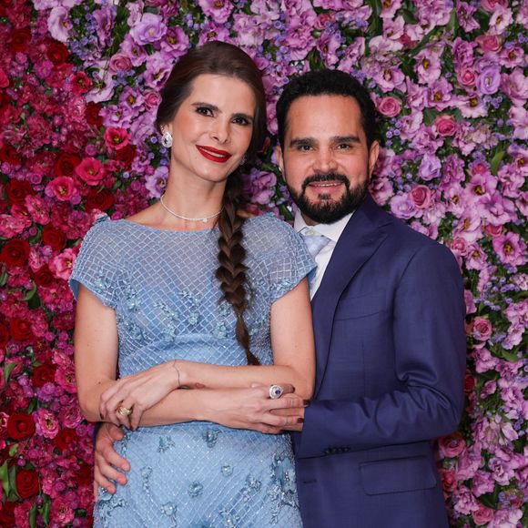Mulher de Luciano Camargo, Flávia escolheu um vestido azul para a festa de 15 anos das filhas