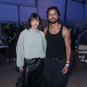 Agatha Moreira caprichou no look de frio para curtir o 3º dia do Rock in Rio com o namorado, Rodrigo Simas