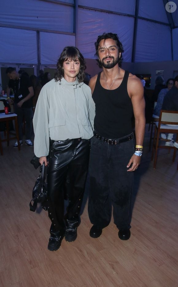 Agatha Moreira caprichou no look de frio para curtir o 3º dia do Rock in Rio com o namorado, Rodrigo Simas
