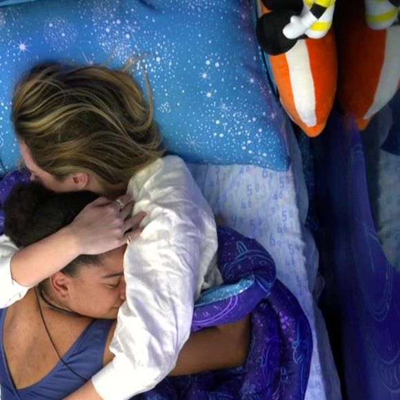 Ana Paula Renault está vivendo um processo de luto, sendo apoiada por Milena e Juliano no 'BBB 26'