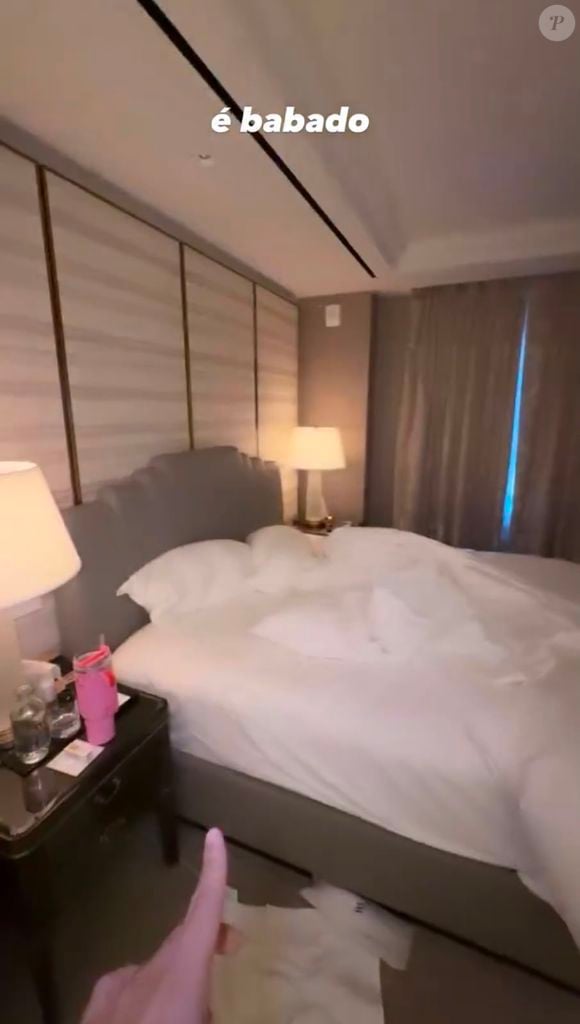 De acordo com as imagens exibidas por Hebert Gomes, a suíte principal ocupada por Virginia Fonseca oferece ainda mais conforto e um banheiro considerado mais luxuoso