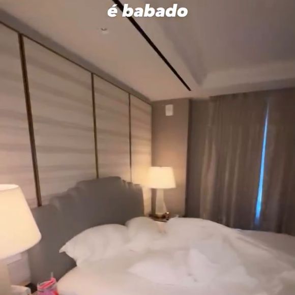 De acordo com as imagens exibidas por Hebert Gomes, a suíte principal ocupada por Virginia Fonseca oferece ainda mais conforto e um banheiro considerado mais luxuoso
