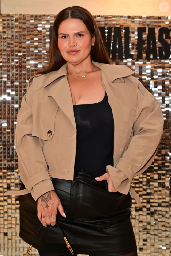 Thais Carla aposta no trench coat cropped e destaca tendência utilitária no desfile
