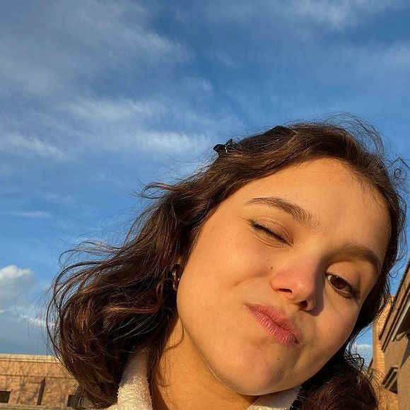 Elisa Annenberg Paglia tem 19 anos e estuda artes cênicas nos Estados Unidos.