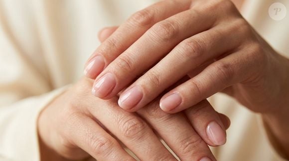 Rosa translúcido valoriza unhas curtas com efeito natural: acabamento delicado uniformiza visualmente a unha, disfarça pequenas imperfeições e ajuda a criar a impressão de dedos mais alongados
