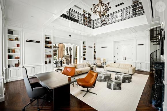 Fora da casa, o terreno de 20 mil metros quadrados inclui uma quadra poliesportiva (para tênis e basquete), pista de patinação, campo de golfe com cinco buracos e uma piscina estilo resort, com direito a toboáguas e jardins deslumbrantes