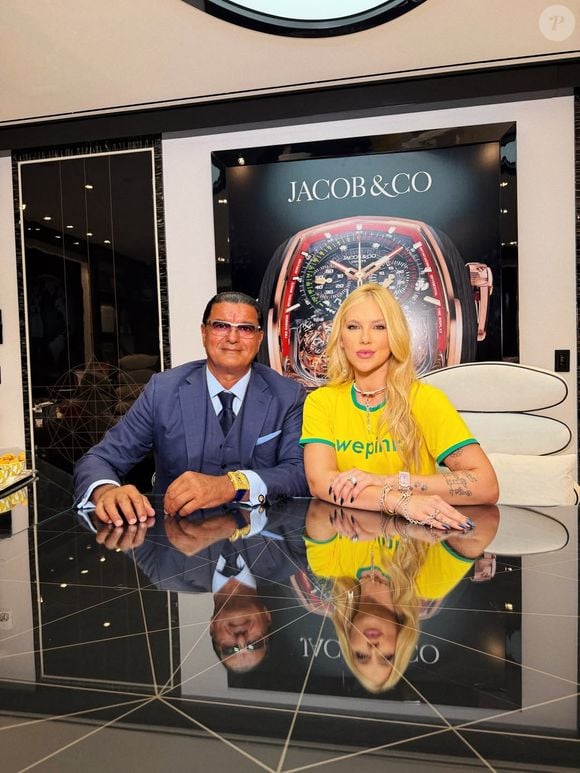 Virgínia Fonseca e Jacob Arabo apareceram juntos após a influenciadora ser anunciada como nova embaixadora da Jacob & Co.