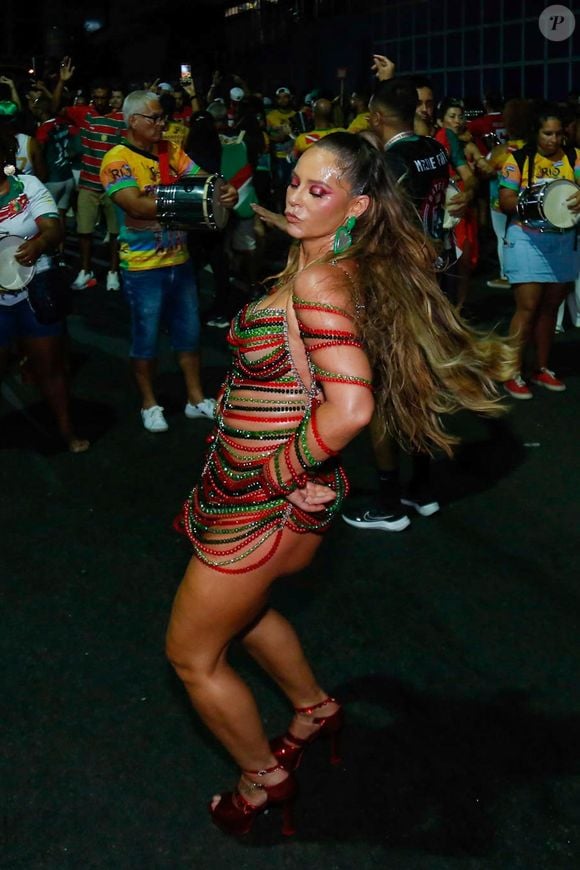 Em look curto e com pernas à mostra, Paolla Oliveira, rainha da Grande Rio, mostrou todo seu samba no pé em ensaio