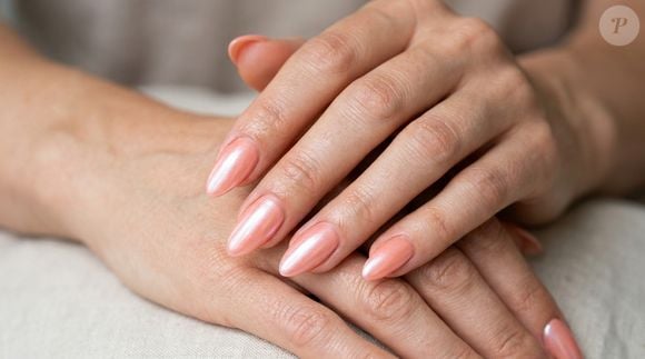 Entre as apostas para a primavera de 2026, o coral pastel aparece combinado ao efeito glaseado, uma opção para quem busca brilho suave e visual sofisticado nas unhas