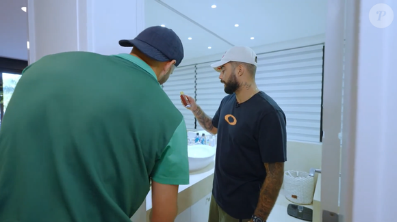 Weverton, goleiro da Seleção Brasileira, revelou que é apaixonado por perfumes e surpreendeu ao mostrar sua fragrância favorita durante participação no quadro 'Podpah Visita'