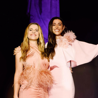 Penas de um lado, flores 3D do outro: Mônica Martelli e Ingrid Guimarães somam quase R$ 20 mil em looks para o Outubro Rosa; veja fotos